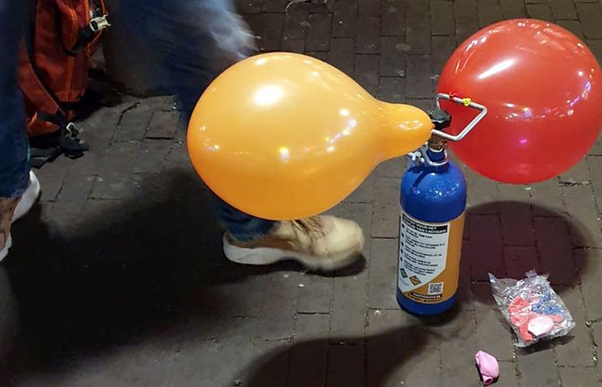 Mit Lachgas aus Gasflaschen werden oft Luftballons aufgepustet. Einatmen sollte man das Gas aber nicht.<span class='image-autor'>Foto: dpa/Annette Birschel</span>
