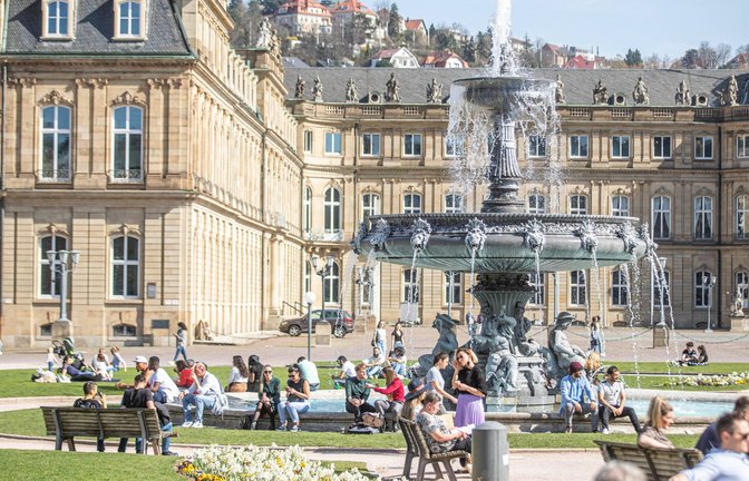 Menschen auf dem Schlossplatz genießen das Wetter. (Archivbild)<span class='image-autor'>Foto: imago images/vmd-images/Simon Adomat via www.imago-images.de</span>