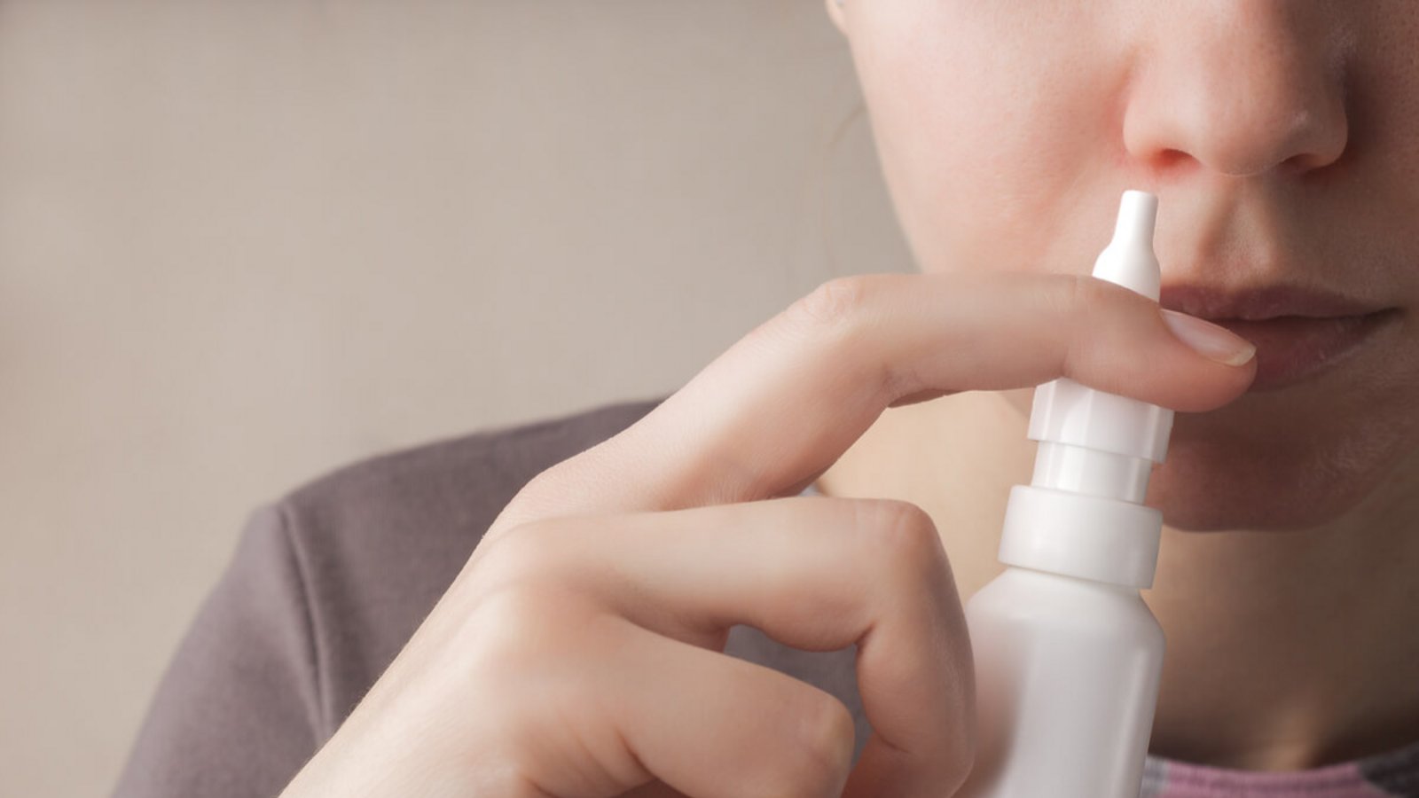 Hier zeigen wir Ihnen 7 Alternativen für Nasenspray. Nase freibekommen ohne Gewöhnungseffekt. Die wirksamsten Hausmittel im Überblick.Foto: Grey_and Shutterstock.com Hier zeigen wir Ihnen 7 Alternativen für Nasenspray. Nase freibekommen ohne Gewöhnungseffekt. Die wirksamsten Hausmittel im Überblick.Foto: Grey_and Shutterstock.com