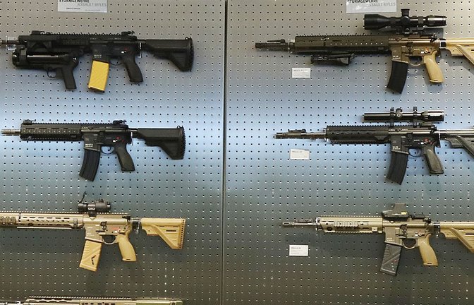 Die  Schauwand am Standort Oberndorf zeigt eine Auswahl der   Waffen, die dort produziert werden.<span class='image-autor'>Foto: Heckler & Koch</span>