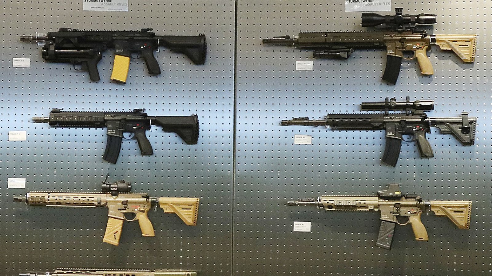 Die  Schauwand am Standort Oberndorf zeigt eine Auswahl der   Waffen, die dort produziert werden.Foto: Heckler & Koch