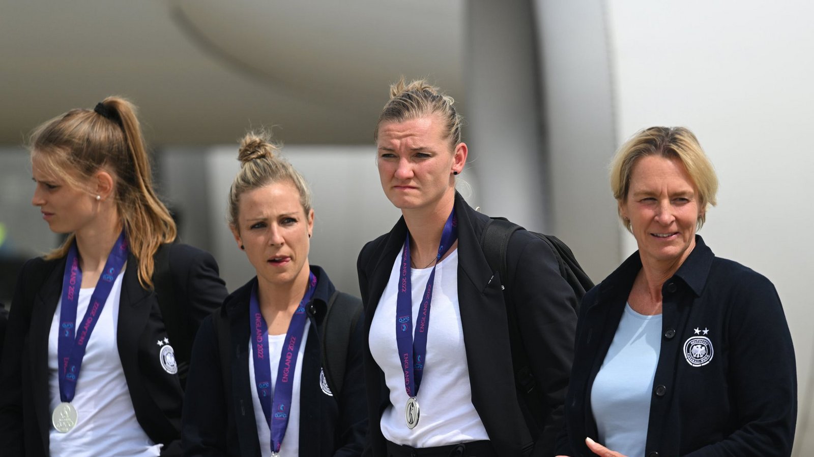 Von links: Lea Schüller, Svenja Huth, Alexandra Popp und Bundestrainerin Martina Voss-Tecklenburg nach der Landung am Frankfurter Flughafen.Foto: dpa/Arne Dedert