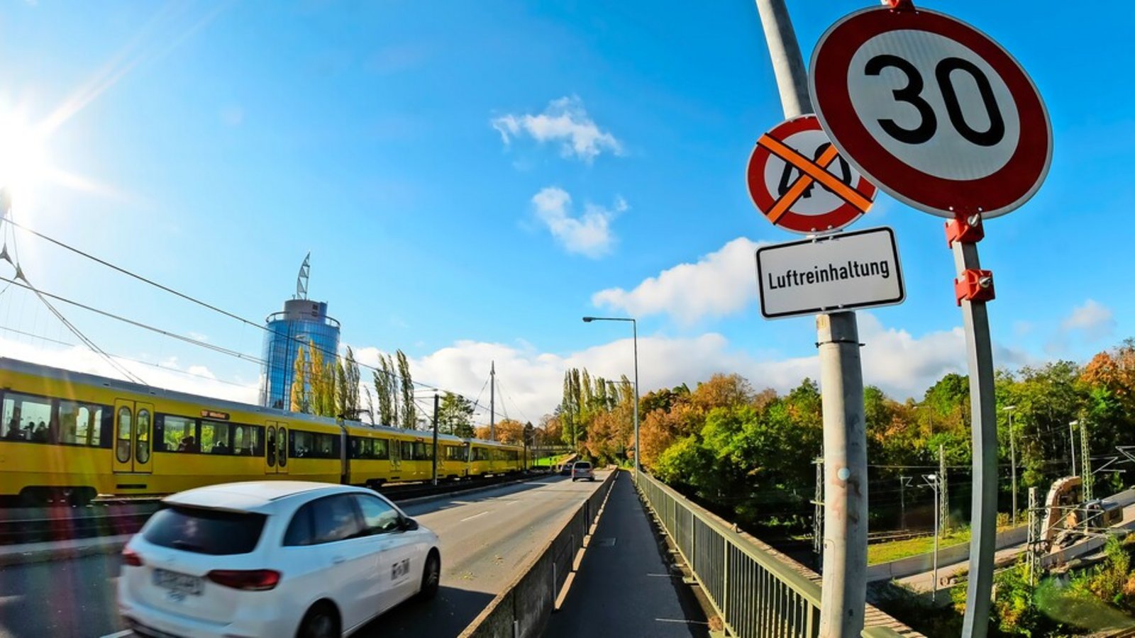 Das Tempolimit von 30 auf 40 Stundenkilometer an der Löwentorbrücke hatte bauliche Gründe. An Steigungsstrecken könnte dies laut Gutachten nun aber zur Dauerlösung werden.Foto: Lichtgut/Max Kovalenko Das Tempolimit von 30 auf 40 Stundenkilometer an der Löwentorbrücke hatte bauliche Gründe. An Steigungsstrecken könnte dies laut Gutachten nun aber zur Dauerlösung werden.Foto: Lichtgut/Max Kovalenko