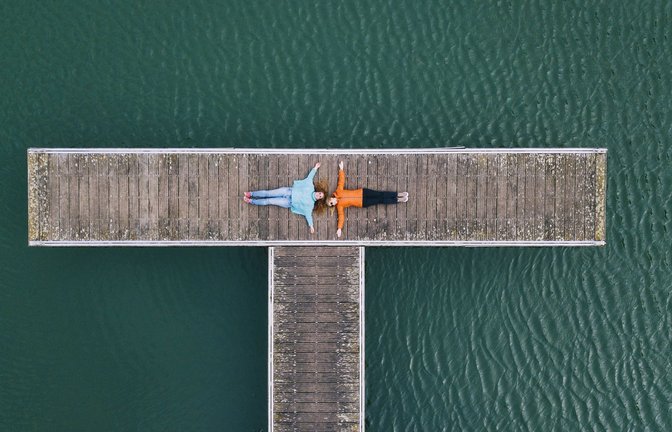 Eine Freundin, mit der man jede Stunde des Tages verbringen könnte – vielen Menschen fehlt das.<span class='image-autor'>Foto: imago//Daniel Gonzalez</span>