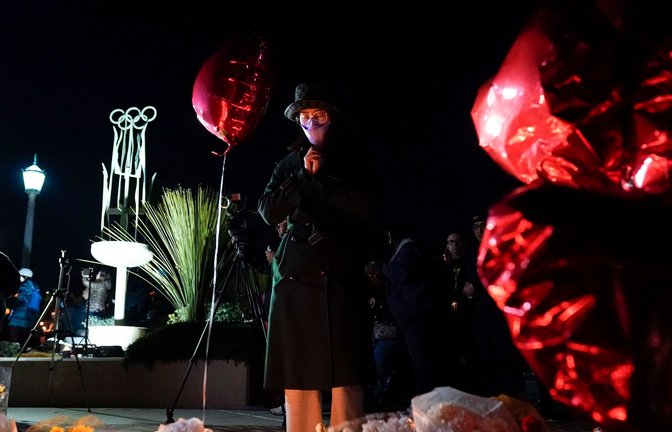 Eine Frau hält inne, um den Opfern der tödlichen Schießerei im kalifornischen Monterey Park zu gedenken.<span class='image-autor'>Foto: Ashley Landis/AP/dpa</span>