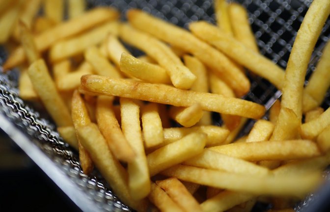Fritten sind in Belgien ein Grundnahrungsmittel. Über die Qualität entscheidet nicht nur die Sorte der verwendeten Kartoffeln, sondern auch die Soße.<span class='image-autor'>Foto: picture alliance / Ina Fassbender/dpa</span>
