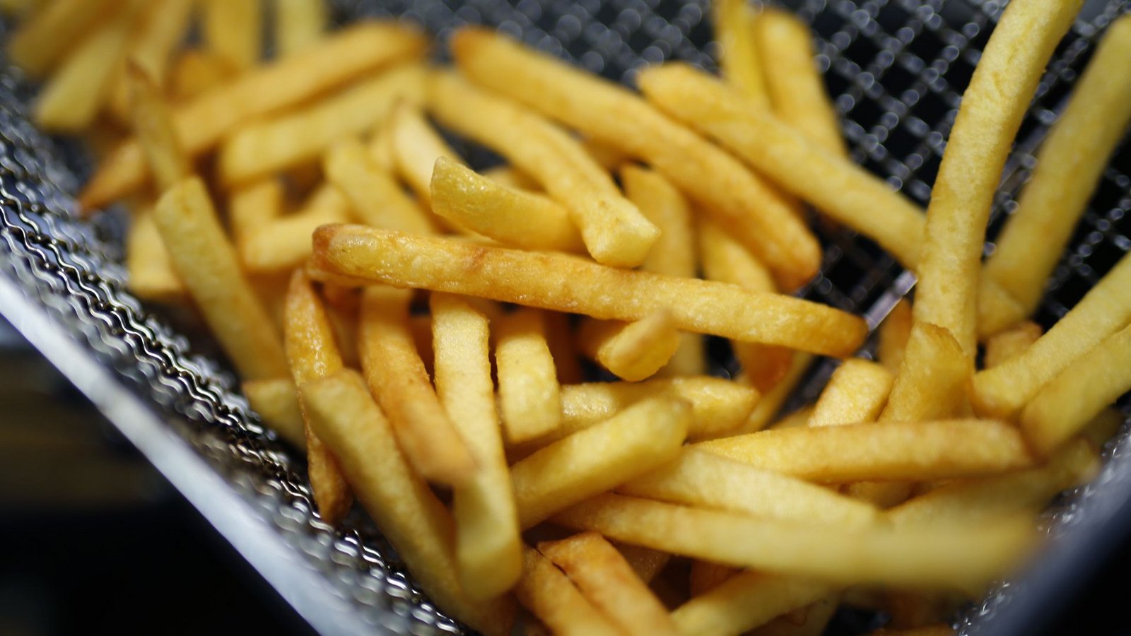 Fritten sind in Belgien ein Grundnahrungsmittel. Über die Qualität entscheidet nicht nur die Sorte der verwendeten Kartoffeln, sondern auch die Soße.Foto: picture alliance / Ina Fassbender/dpa