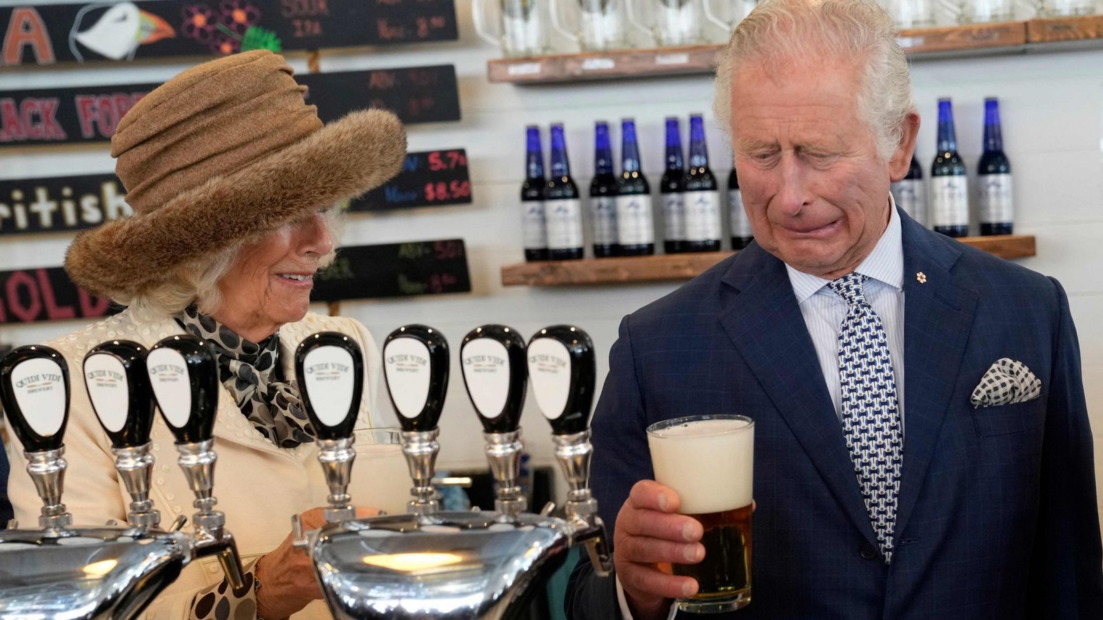 Prinz Charles und Herzogin Camilla beim Bier-Zapfen.Foto: AFP/PAUL CHIASSON