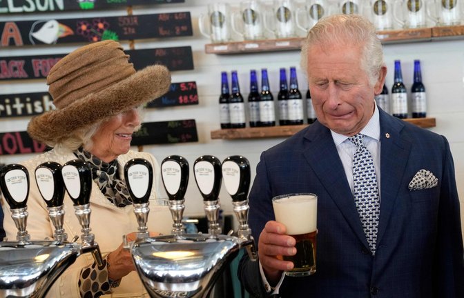 Prinz Charles und Herzogin Camilla beim Bier-Zapfen.<span class='image-autor'>Foto: AFP/PAUL CHIASSON</span>