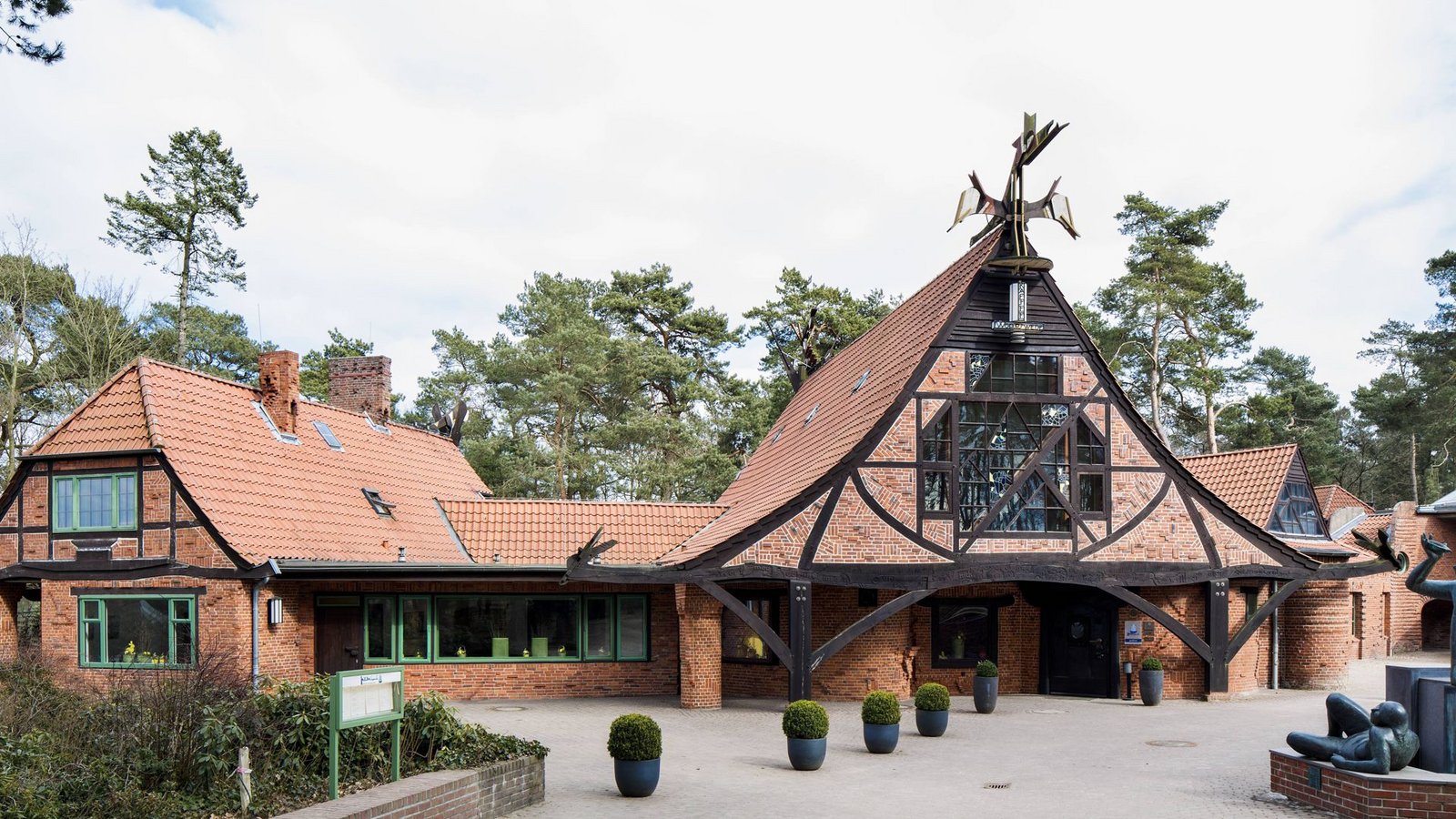 Tipi oder Tempel? Etwas von allem und innen eine Weltesche. Das Backsteinensemble mit Kaffee Worpswede von Bernhard Hoetger entstand von 1925 bis 1927.Foto: imago/imagebroker/imago stock&people