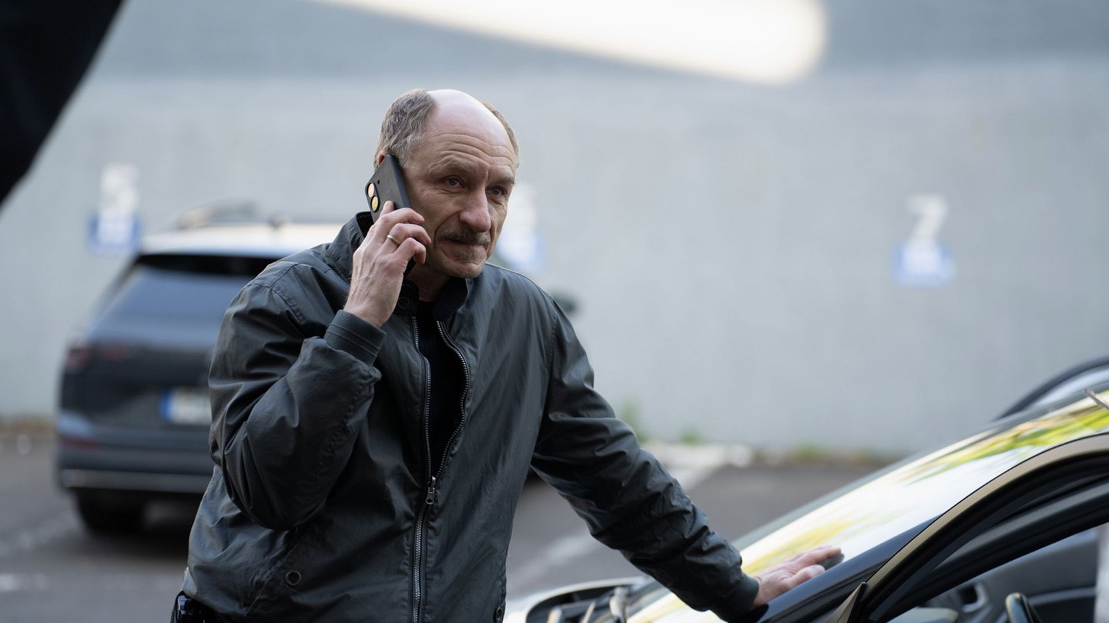 Warum hat Kommissar Christian Möller (Michael Schenk) den Tod eines Gutachters als Selbstmord eingestuft?Foto: HR/ARD Degeto Film/Sommerhaus/Da