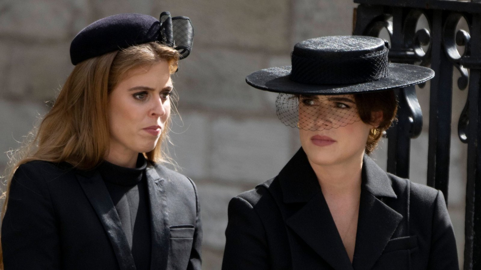 Prinzessin Beatrice und Prinzessin Eugenie bei der Beisetzung von Königin Elizabeth II. im Jahr 2022.Foto: IMAGO / Starface Prinzessin Beatrice und Prinzessin Eugenie bei der Beisetzung von Königin Elizabeth II. im Jahr 2022.Foto: IMAGO / Starface