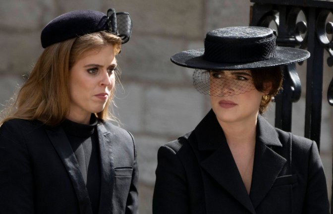 Prinzessin Beatrice und Prinzessin Eugenie bei der Beisetzung von Königin Elizabeth II. im Jahr 2022.<span class='image-autor'>Foto: IMAGO / Starface</span>