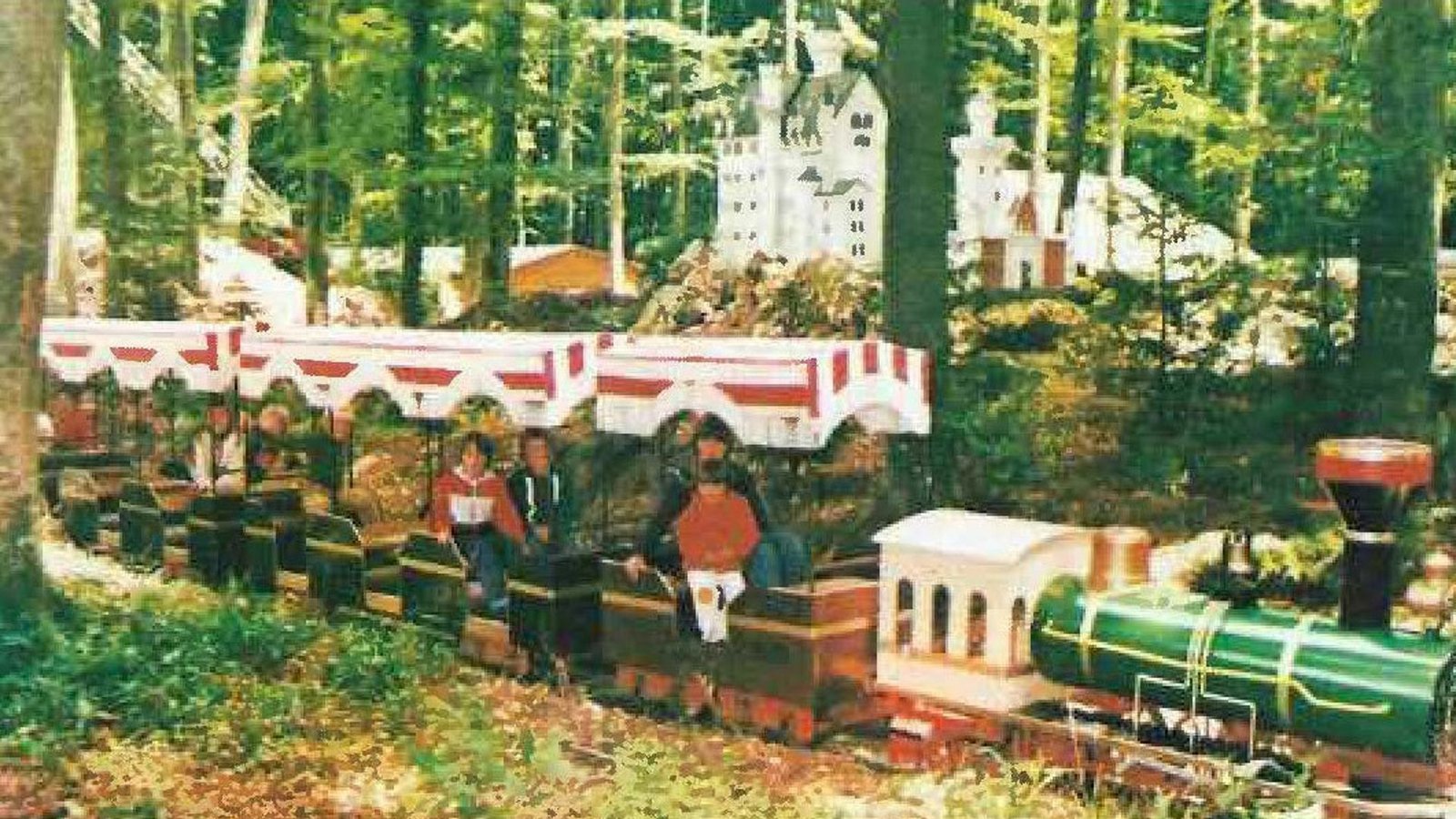 ... und fahren durch eine liebevoll gestaltete Märchenwelt.Foto: 
Traumland an der Bärenhöhle