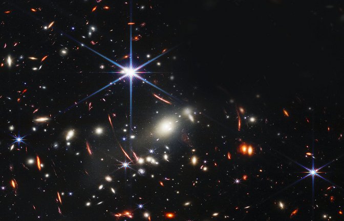 Das Bild des James-Webb-Teleskops zeigt einen Galaxienhaufen, wie er vor 4,6 Milliarden Jahren erschienen ist.<span class='image-autor'>Foto: dpa/Space Telescope Science Institut</span>