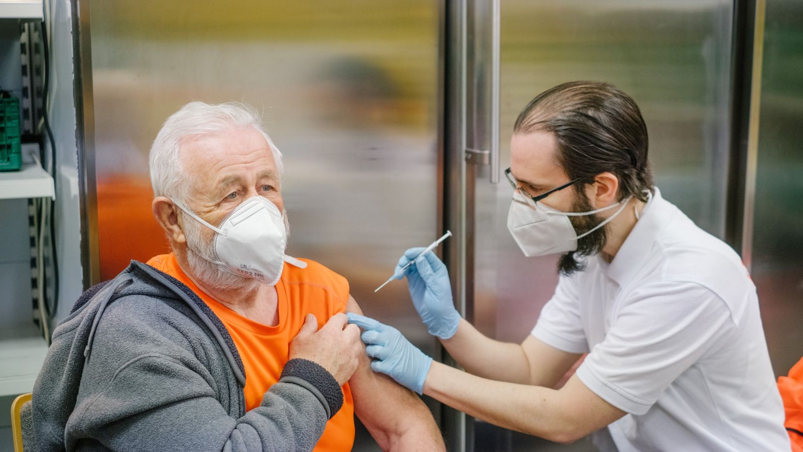 Vor allem ältere Menschen schützt die Impfung weiterhin vor schweren Krankheitsverläufen bei Covid-19.Foto: dpa/Ole Spata Vor allem ältere Menschen schützt die Impfung weiterhin vor schweren Krankheitsverläufen bei Covid-19.Foto: dpa/Ole Spata