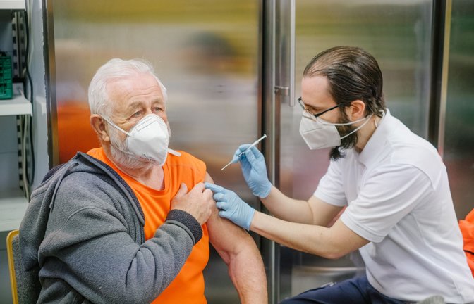 Vor allem ältere Menschen schützt die Impfung weiterhin vor schweren Krankheitsverläufen bei Covid-19.<span class='image-autor'>Foto: dpa/Ole Spata</span>