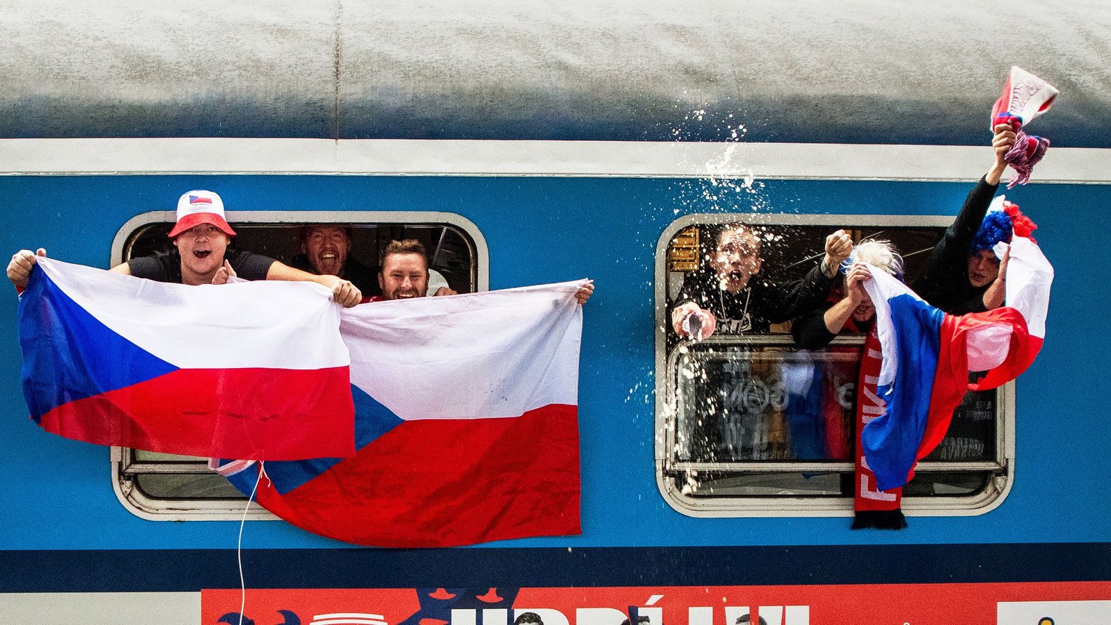 In vollen Zügen feiern: Bilder wie dieses von der EM-Qualifikation dürfte es ab dem 14. Juni wieder geben.Foto: imago/CTK Photo//Vladimir Prycek In vollen Zügen feiern: Bilder wie dieses von der EM-Qualifikation dürfte es ab dem 14. Juni wieder geben.Foto: imago/CTK Photo//Vladimir Prycek