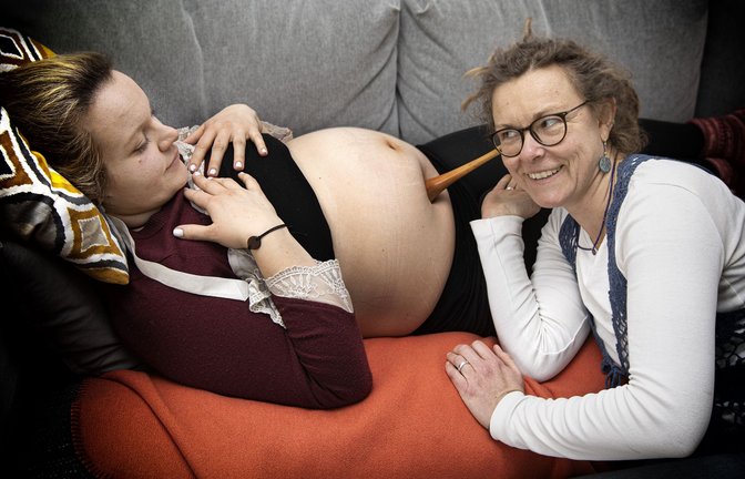 Saskia de Koning lauscht durch ein Hörrohr  den Herztönen von Leonies Sohn.<span class='image-autor'>Foto: Horst Rudel</span>