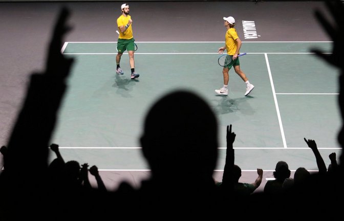Zuschauer jubeln beim Sieg der Australier Jordan Thomson (l) und Max Purcell.<span class='image-autor'>Foto: Joan Monfort/AP/dpa</span>