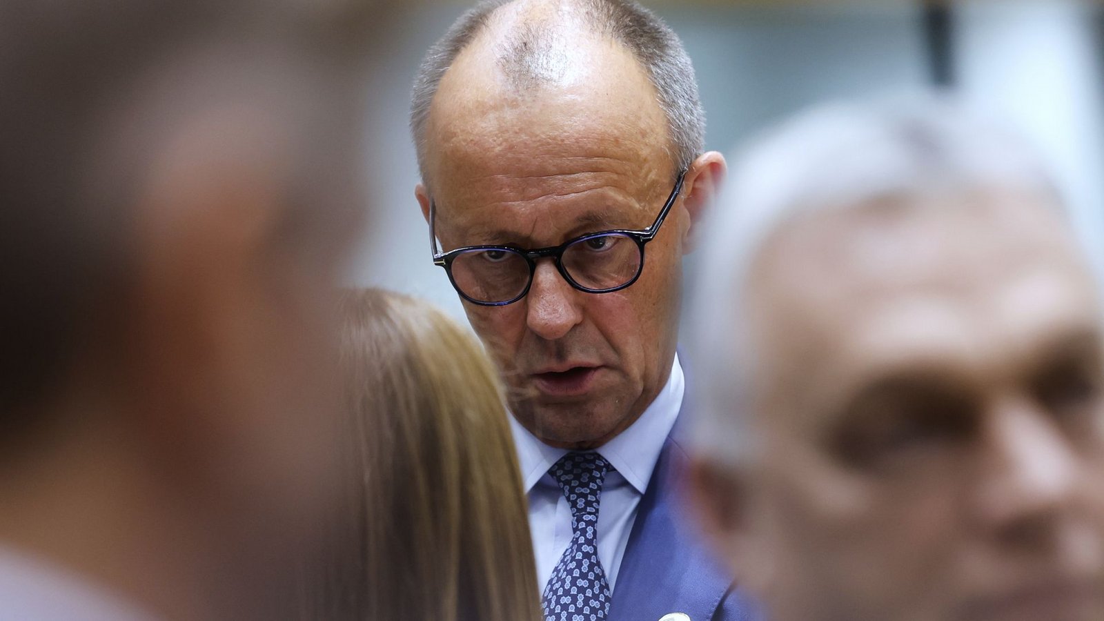 Friedrich Merz im Kreise seiner neuen Kollegen. Beim ersten Auftritt beim EU-Gipfel in Brüssel setzte der deusche Kanzler deutliche Akzente.Foto: Geert Vanden Wijngaert/AP/dpa Friedrich Merz im Kreise seiner neuen Kollegen. Beim ersten Auftritt beim EU-Gipfel in Brüssel setzte der deusche Kanzler deutliche Akzente.Foto: Geert Vanden Wijngaert/AP/dpa