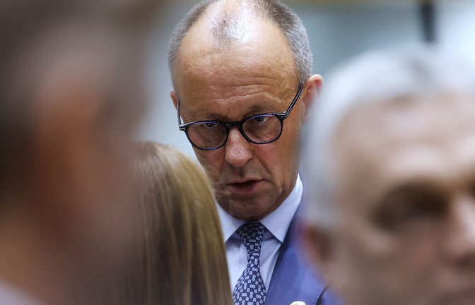 Friedrich Merz im Kreise seiner neuen Kollegen. Beim ersten Auftritt beim  EU-Gipfel in Brüssel setzte der deusche Kanzler deutliche Akzente.<span class='image-autor'>Foto: Geert Vanden Wijngaert/AP/dpa</span>
