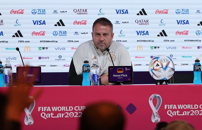 Bundestrainer Hansi Flick sitzt während der Pressekonferenz zum Spiel gegen Spanien allein vor Journalisten.<span class='image-autor'>Foto: Christian Charisius/dpa</span>