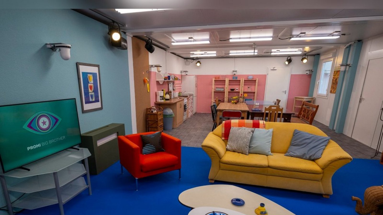 Wohnzimmer und Küche in einem: Der "Promi Big Brother"-Container 2023.Foto: SAT.1/Willi Weber Wohnzimmer und Küche in einem: Der "Promi Big Brother"-Container 2023.Foto: SAT.1/Willi Weber