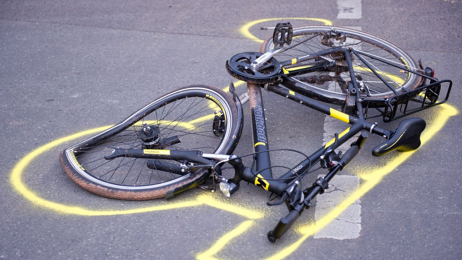 Die Radfahrer sollen zusammengestoßen sein, weil einer zu weit in der Mitte fuhr. (Symbolfoto)Foto: picture alliance/dpa/Daniel Naupold Die Radfahrer sollen zusammengestoßen sein, weil einer zu weit in der Mitte fuhr. (Symbolfoto)Foto: picture alliance/dpa/Daniel Naupold