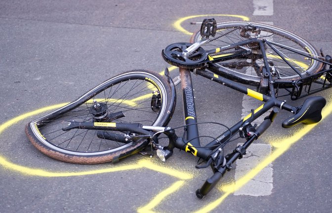 Die Radfahrer sollen zusammengestoßen sein, weil einer zu weit in der Mitte fuhr. (Symbolfoto)<span class='image-autor'>Foto: picture alliance/dpa/Daniel Naupold</span>