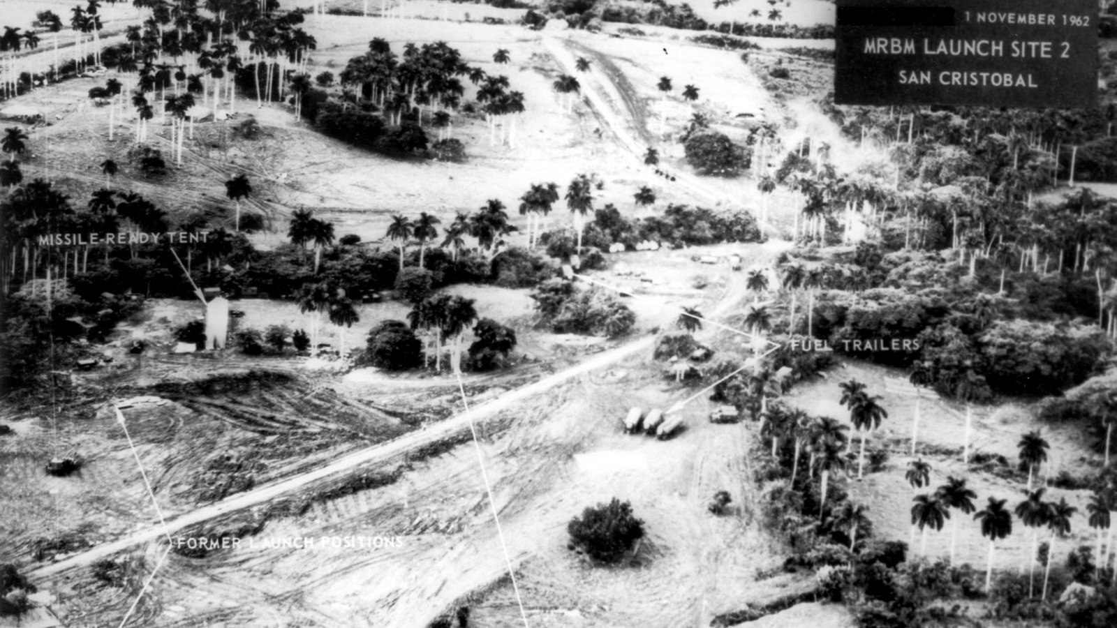 Das US-Luftbild vom 1. November 1962 zeigt sowjetische Raketenstellungen auf Kuba: Die Kubakrise  im Oktober 1962 war eine Konfrontation zwischen den USA  und der UdSSR, die sich aus der Stationierung sowjetischer Mittelstreckenraketen auf Kuba im Rahmen des nuklearen Wettrüstens entwickelte.Foto: Wikipedia commons/USAF –  http://www.af.mil/photos