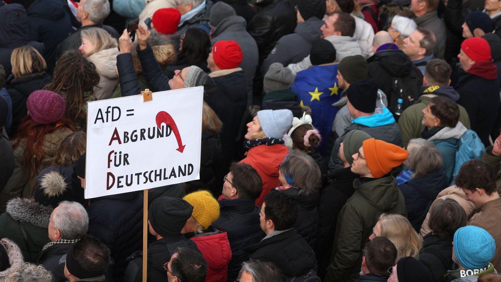 Die GEW betont: Auch Lehrkräfte dürfen und sollen gegen Rechtsextremismus demonstrieren.Foto: dpa/Karl-Josef Hildenbrand