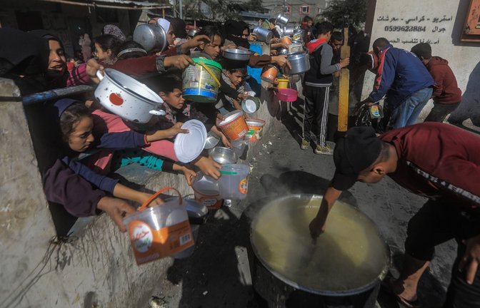 Rafah im Dezember: Palästinenser versammeln sich mit Töpfen, um an einer von einer Wohltätigkeitsorganisation eingerichteten Spendenstelle Essen zu erhalten. Die humanitäre Lage im Gazastreifen ist nach fünf Monaten Krieg katastrophal.<span class='image-autor'>Foto: Mohammed Talatene/dpa</span>