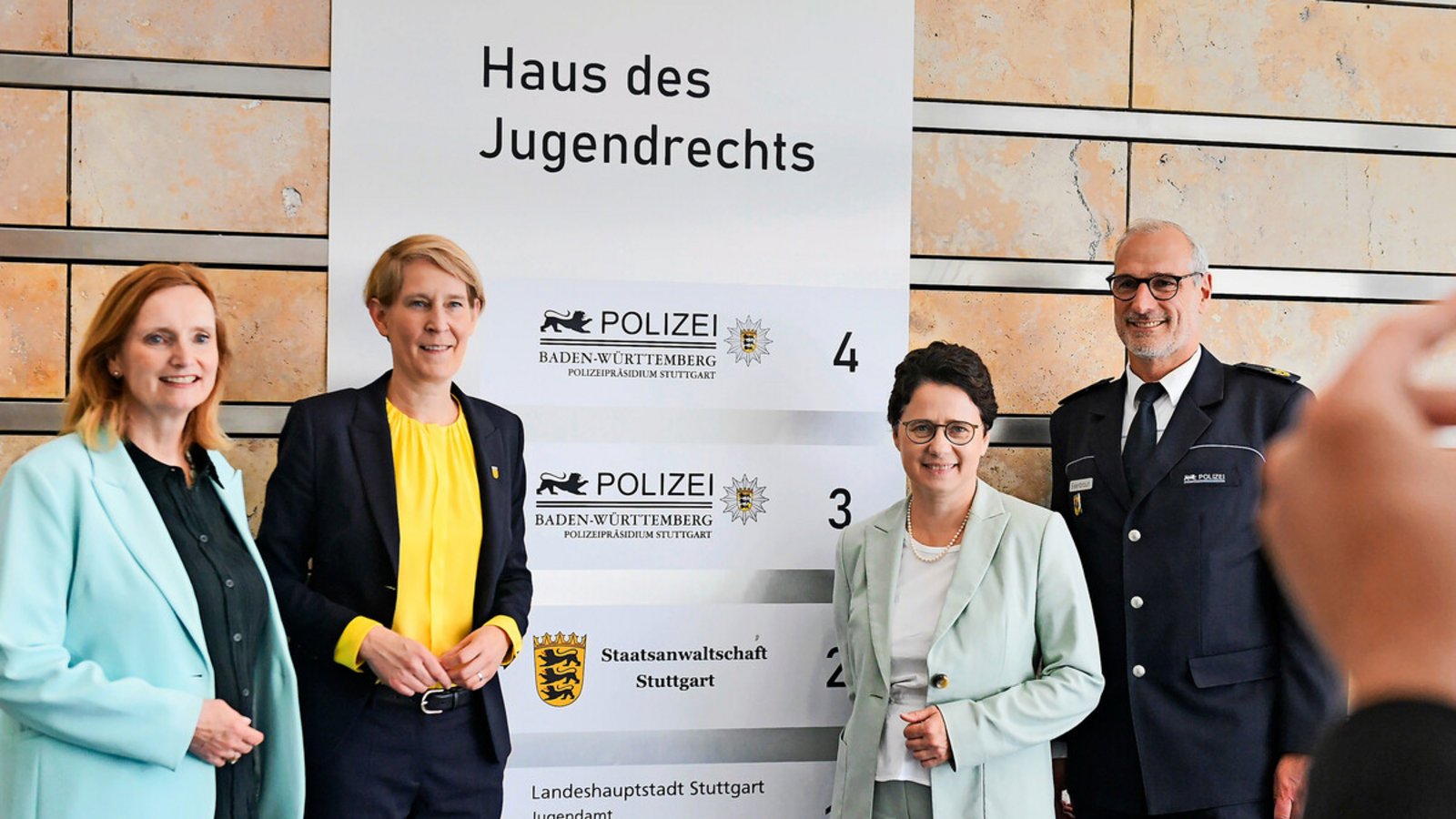 Bürgermeisterin Isabel Fezer, Landespolizeipräsidentin Stefanie Hinz, Ministerin Marion Gentges und Stuttgarts Polizeipräsident Markus Eisenbraun im neuen Haus des Jugendrechts.Foto: Lichtgut/Max Kovalenko Bürgermeisterin Isabel Fezer, Landespolizeipräsidentin Stefanie Hinz, Ministerin Marion Gentges und Stuttgarts Polizeipräsident Markus Eisenbraun im neuen Haus des Jugendrechts.Foto: Lichtgut/Max Kovalenko