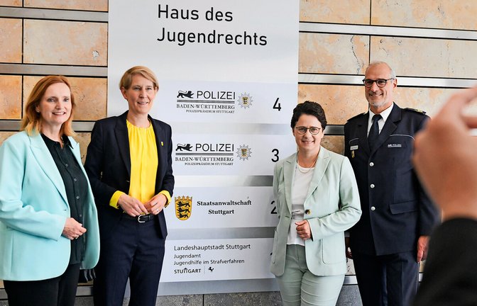 Bürgermeisterin Isabel Fezer, Landespolizeipräsidentin Stefanie Hinz,  Ministerin  Marion  Gentges  und  Stuttgarts Polizeipräsident Markus Eisenbraun im neuen Haus des Jugendrechts.<span class='image-autor'>Foto: Lichtgut/Max Kovalenko</span>