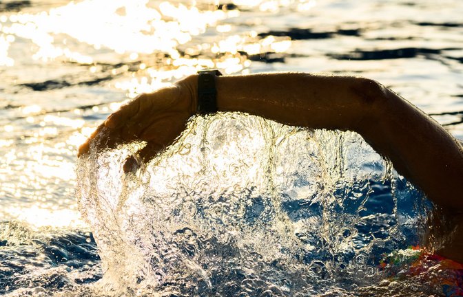 In der Regel  infizieren sich Menschen mit der sogenannten hirnfressenden Amöbe, wenn beim Baden oder Tauchen kontaminiertes Wasser in die Nase gelangt.<span class='image-autor'>Foto: dpa/Julian Stratenschulte</span>
