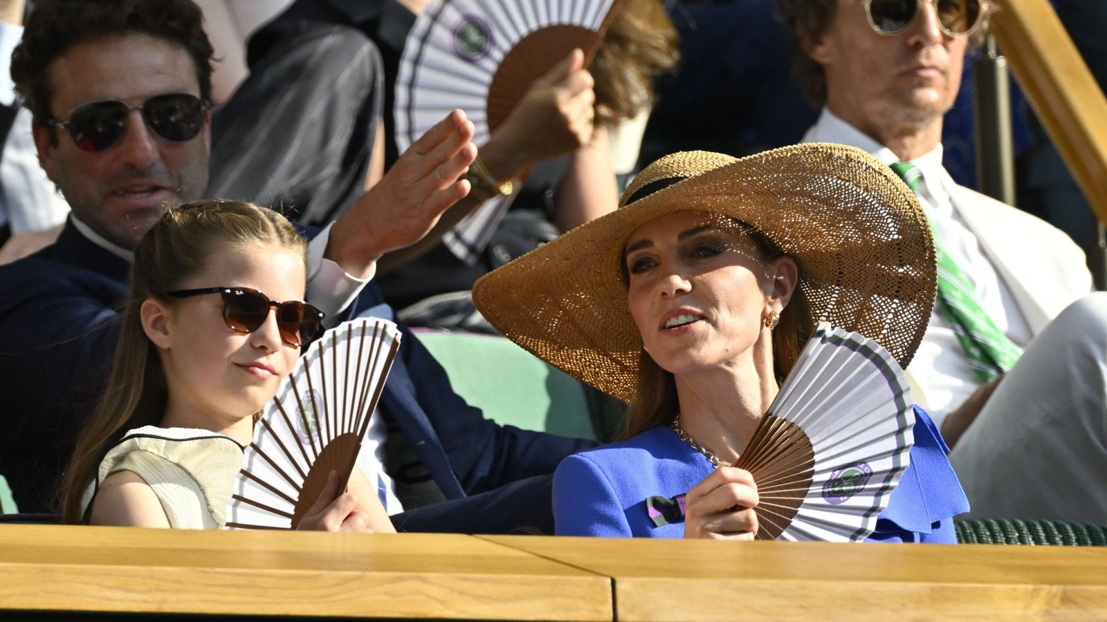 Juli: Gibt es ein stylisheres Mutter-Tochter-Duo? Die Prinzessin von Wales trägt in Wimbledon ein royalblaues Tageskleid des Londoner Labels Roksanda, das offenbar für Kates Zwecke mit kleinen Ärmeln und einer Schleife an der Schulter ergänzt wurde. Charlotte hat ein Kleid an, das wie gemacht scheint für das vielleicht eleganteste Tennisturnier der Welt: Cremefarben, mit einer mit schwarzen Paspeln abgesetzten Rüsche.Foto: IMAGO/PsnewZ