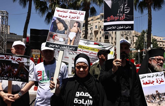 Tausende Palästinenser haben im von Israel besetzten Westjordanland gegen den Krieg im Gazastreifen demonstriert.<span class='image-autor'>Foto: AFP/ZAIN JAAFAR</span>