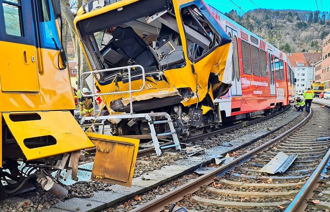 Die Bahnen boten nach dem Auffahrunfall in Wangen ein dramatisches Bild. Auffahrunfall in Wangen. Die Stadtbahnen können wohl repariert werden.<span class='image-autor'>Foto: Steegmüller</span>