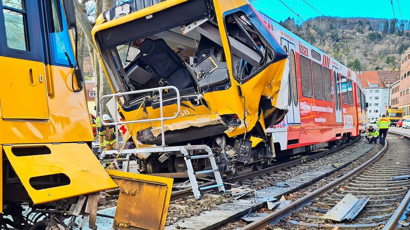 Die Bahnen boten nach dem Auffahrunfall in Wangen ein dramatisches Bild. Auffahrunfall in Wangen. Die Stadtbahnen können wohl repariert werden.Foto: Steegmüller