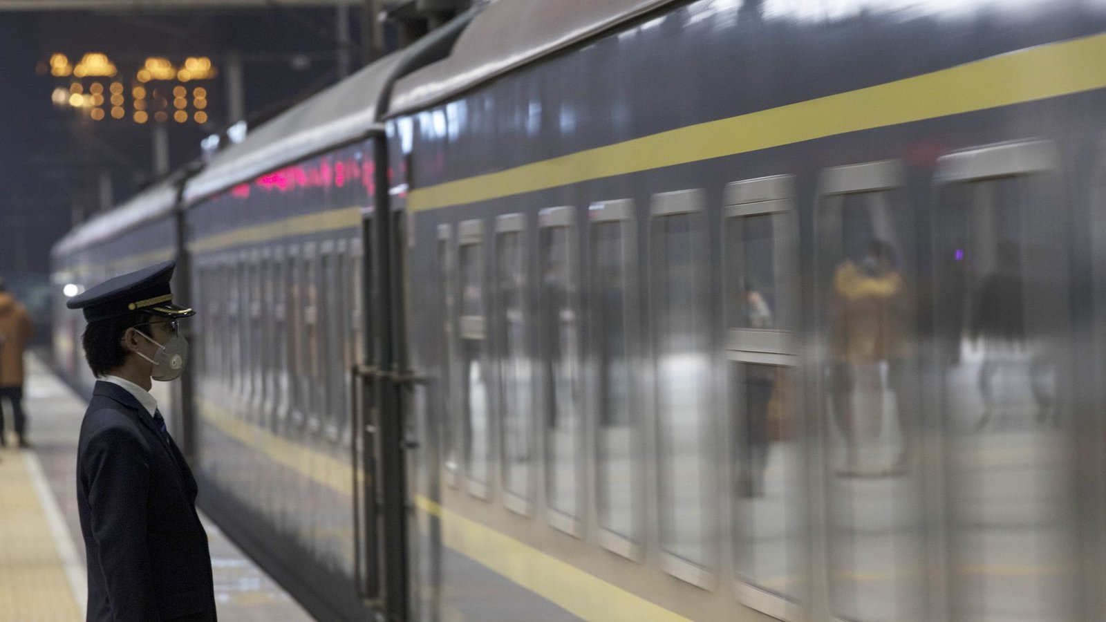 Vorsicht bei der Abfahrt. Ein Zug verlässt den Bahnhof von Wuhan.Foto: Fei Maohua/Xinhua/dpa Vorsicht bei der Abfahrt. Ein Zug verlässt den Bahnhof von Wuhan.Foto: Fei Maohua/Xinhua/dpa