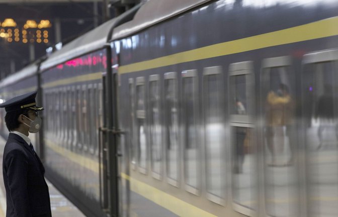 Vorsicht bei der Abfahrt. Ein Zug verlässt den Bahnhof von Wuhan.<span class='image-autor'>Foto: Fei Maohua/Xinhua/dpa</span>