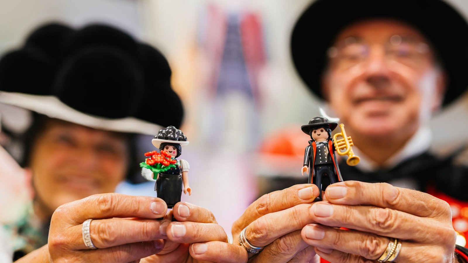 Siegfried Eckert (r), Bürgermeister der Gemeinde Gutach, und seine Lebensgefährtin Bruni Schweizer (l) präsentieren das neue Playmobil-Set.Foto: dpa/Philipp von Ditfurth