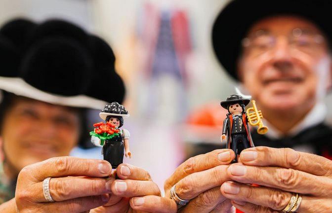 Siegfried Eckert (r), Bürgermeister der Gemeinde Gutach, und seine Lebensgefährtin Bruni Schweizer (l) präsentieren das neue Playmobil-Set.<span class='image-autor'>Foto: dpa/Philipp von Ditfurth</span>