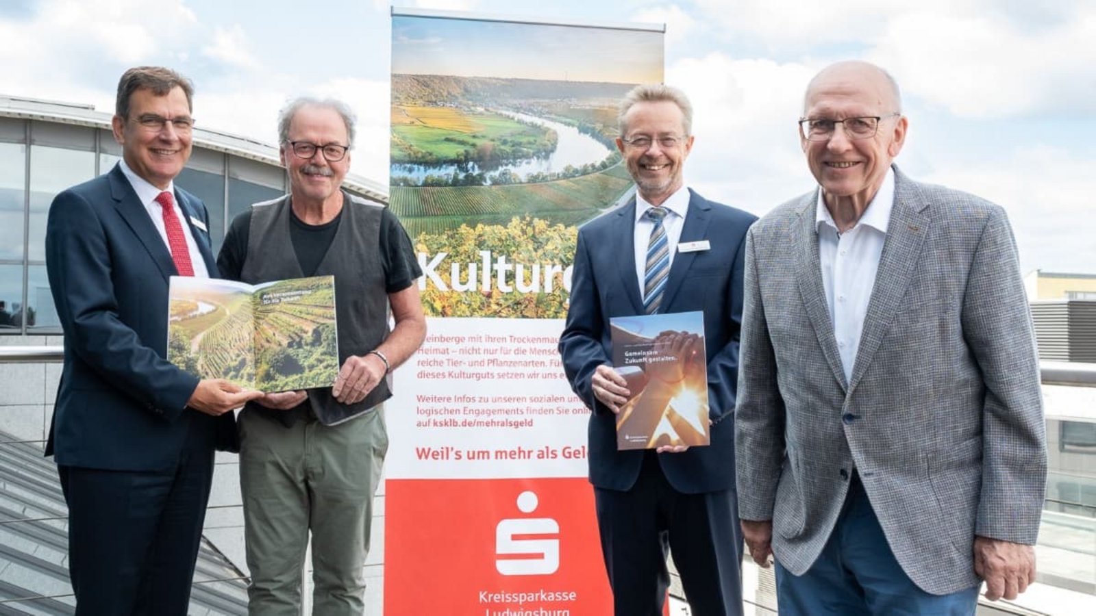 Von links: Thomas Raab von der KSK , Winzer Thomas Nollenberger, Dr. Heinz-Werner Schulte von der KSK und Bernd Essig aus Roßwag freuen sich, dass die Kreissparkasse Ludwigsburg seit Jahrzehnten die Trockenmauersanierung in den Steillagen finanziell fördert.Andi Dalferth Von links: Thomas Raab von der KSK , Winzer Thomas Nollenberger, Dr. Heinz-Werner Schulte von der KSK und Bernd Essig aus Roßwag freuen sich, dass die Kreissparkasse Ludwigsburg seit Jahrzehnten die Trockenmauersanierung in den Steillagen finanziell fördert.Andi Dalferth