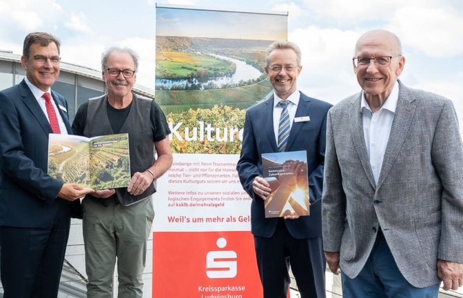 Von links: Thomas Raab von der KSK , Winzer Thomas Nollenberger,  Dr. Heinz-Werner Schulte von der KSK und Bernd Essig aus Roßwag freuen sich, dass die Kreissparkasse Ludwigsburg seit Jahrzehnten die Trockenmauersanierung in den Steillagen finanziell fördert.<span class='image-autor'>Andi Dalferth</span>