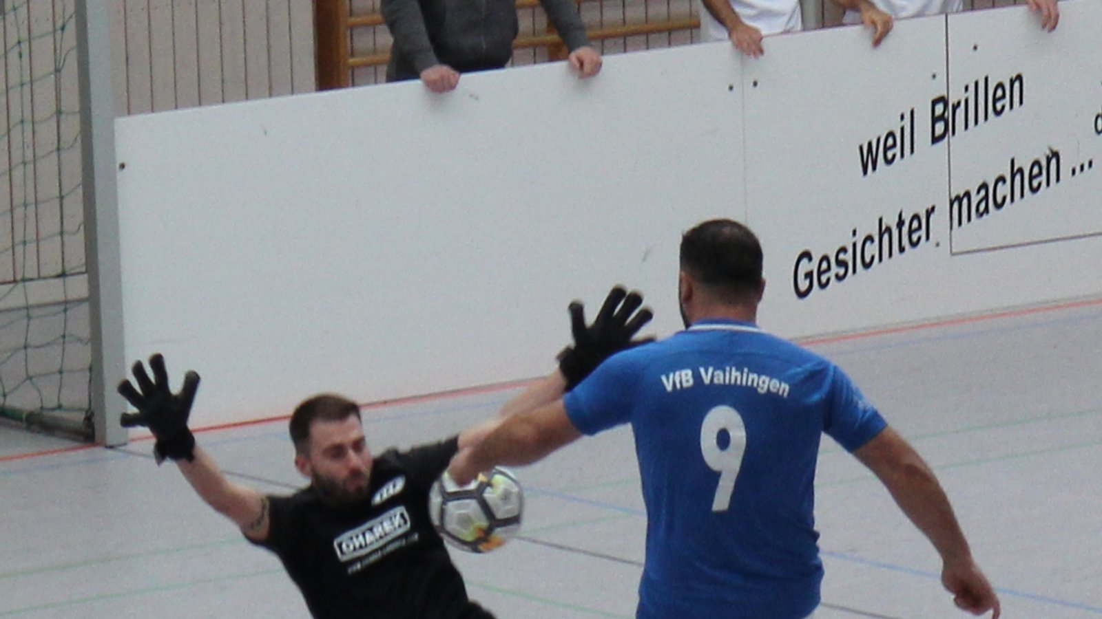 Vaihingens Qendrim Emini (rechts) versucht es mit einem Lupfer. Foto: Dittrich Vaihingens Qendrim Emini (rechts) versucht es mit einem Lupfer. Foto: Dittrich