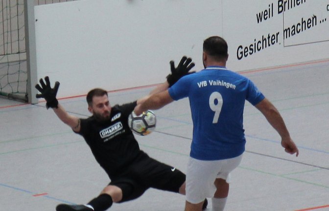 Vaihingens Qendrim Emini (rechts) versucht es mit einem Lupfer. <span class='image-autor'>Foto: Dittrich</span>