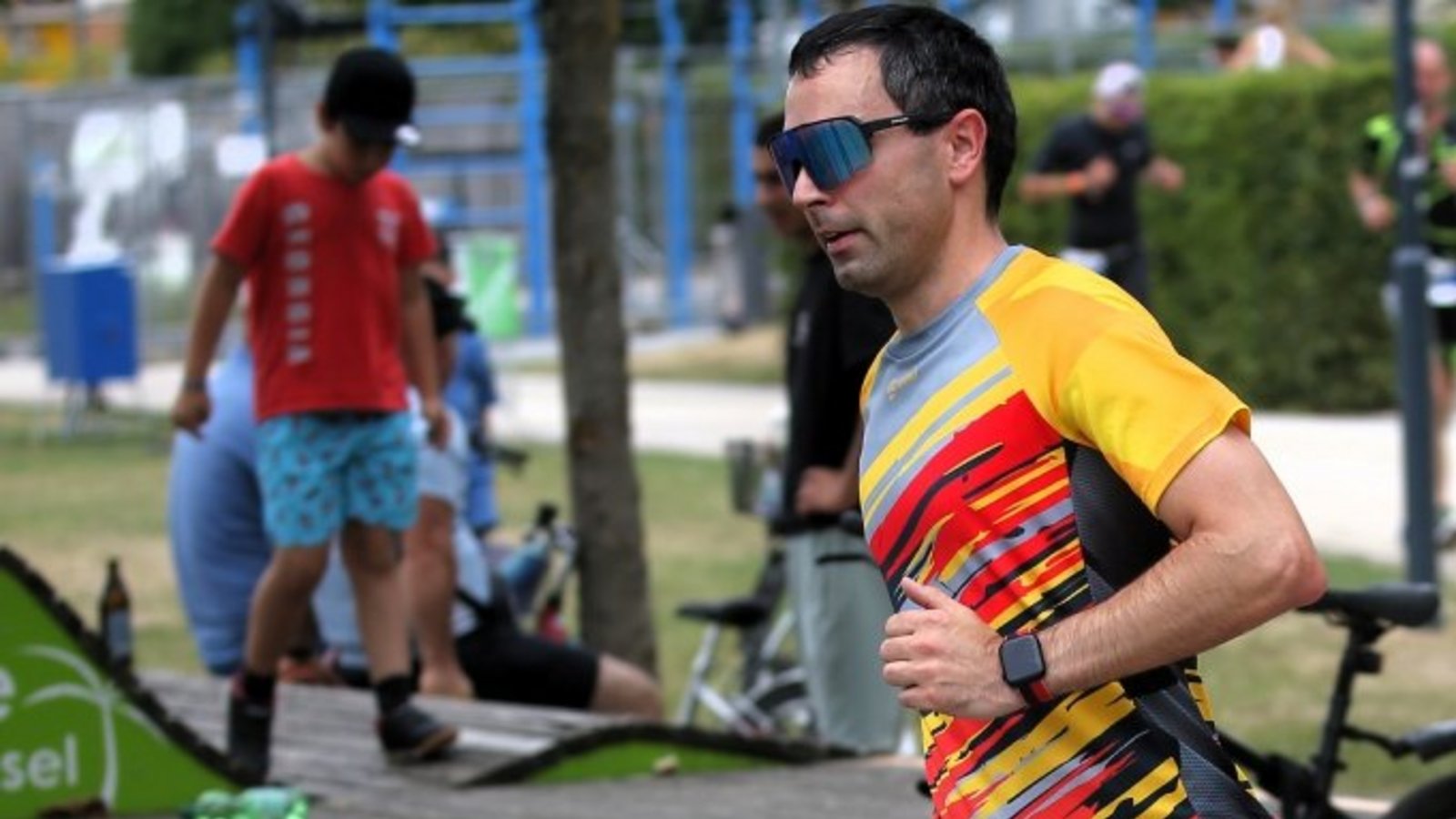 ... und Jochen Palmer vor der Leseinsel.