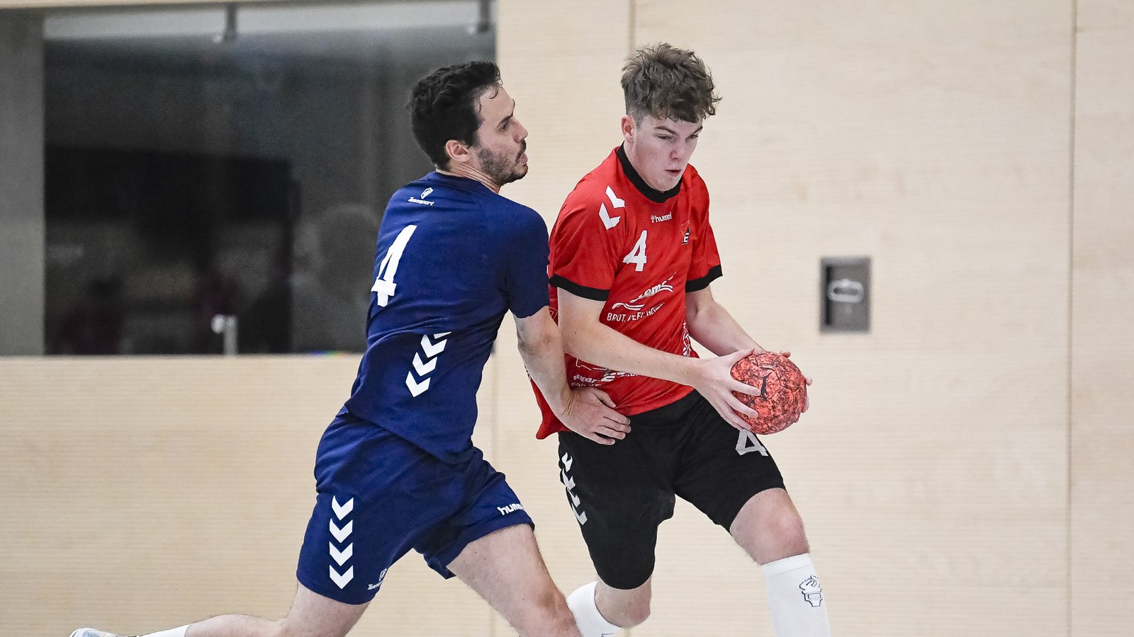 Luca Gleim (rechts) vom HC Metter-Enz hat auswärts bei der HSG Freiberg/Benningen/Hoheneck einen schweren Stand. Archivfoto: Leitner